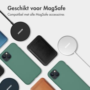 Accezz Liquid Silicone Backcover met MagSafe iPhone 15 - Donkergroen