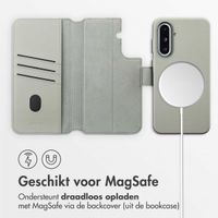 Accezz Leather Bookcase 2-in-1 met MagSafe Samsung Galaxy A36 / A56 - Lichtgrijs