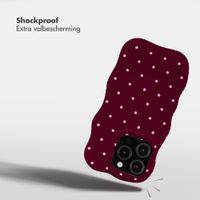 Selencia Vivid Wavy Backcover met MagSafe Apple iPhone 15 Pro - Happy Dots Burgundy