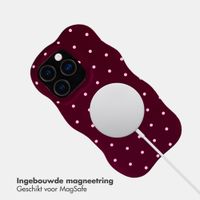 Selencia Vivid Wavy Backcover met MagSafe Apple iPhone 16 Pro - Happy Dots Burgundy