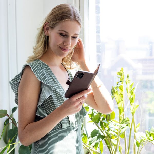 Selencia Echt Leren Bookcase Apple iPhone 12 Mini - Bruin