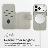 Accezz Leather Bookcase 2-in-1 met MagSafe Apple iPhone 17 Pro - Lichtgrijs