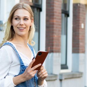 Selencia Echt Lederen Bookcase iPhone 11 - Lichtbruin