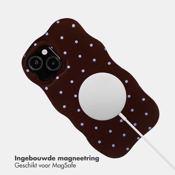 Selencia Vivid Wavy Backcover met MagSafe Apple iPhone 15 - Happy Dots Chocolate