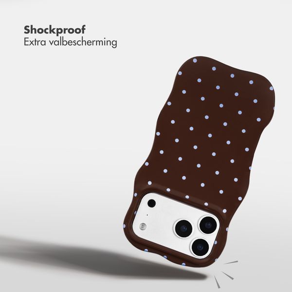 Selencia Vivid Wavy Backcover met MagSafe Apple iPhone 18 Pro / 17 Pro - Happy Dots Chocolate