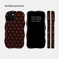 Selencia Vivid Wavy Backcover met MagSafe Apple iPhone 15 - Happy Dots Chocolate