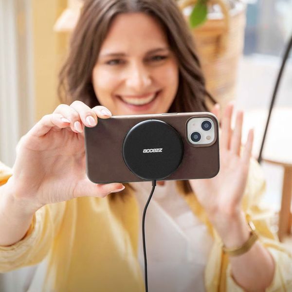 Accezz Liquid Silicone Backcover met MagSafe Samsung Galaxy S23 FE - New Tea Brown