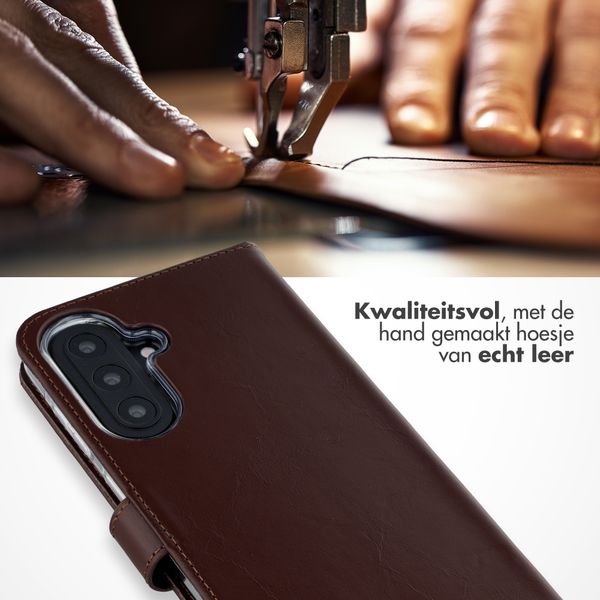 Selencia Echt Leren Bookcase Samsung Galaxy A57 (5G) - Donkerbruin