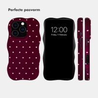 Selencia Vivid Wavy Backcover met MagSafe Apple iPhone 16 Pro - Happy Dots Burgundy
