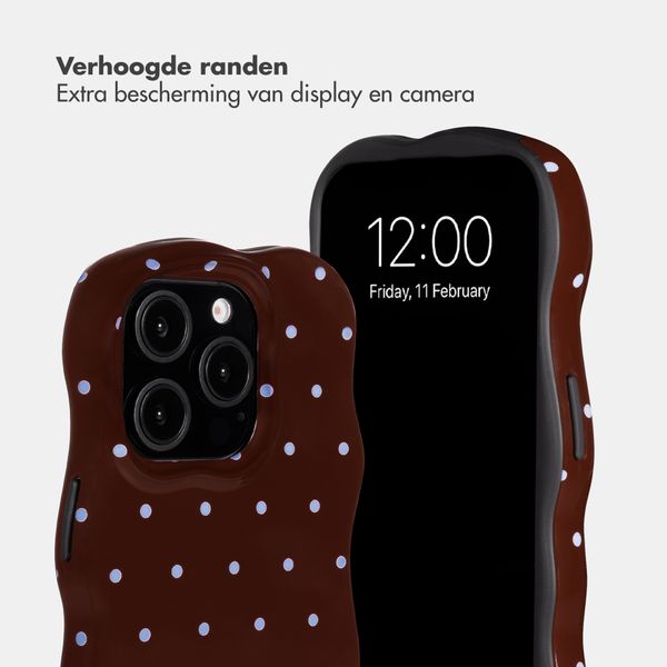 Selencia Vivid Wavy Backcover met MagSafe Apple iPhone 15 Pro - Happy Dots Chocolate