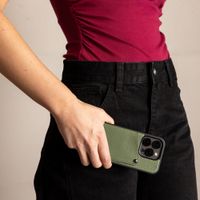 Selencia Riva Backcover met Pashouder Apple iPhone 17e / 16e - Sage Green