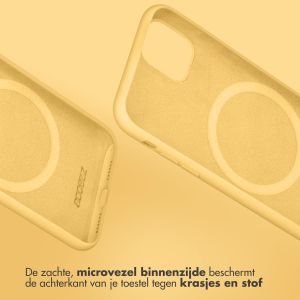 Accezz Liquid Silicone Backcover met MagSafe iPhone 14 - Geel