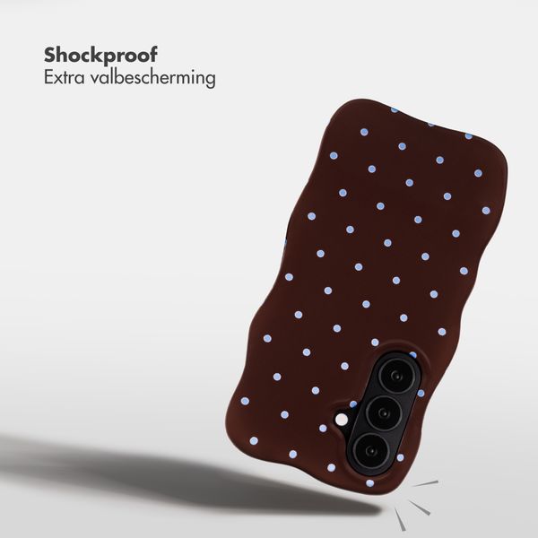 Selencia Vivid Wavy Backcover met MagSafe Samsung Galaxy S26 - Happy Dots Chocolate