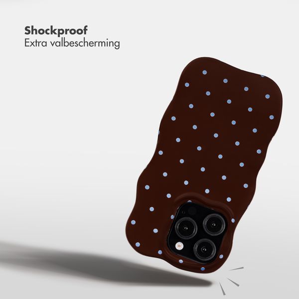 Selencia Vivid Wavy Backcover met MagSafe Apple iPhone 15 Pro - Happy Dots Chocolate