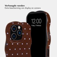 Selencia Vivid Wavy Backcover met MagSafe Apple iPhone 16 Pro - Happy Dots Chocolate