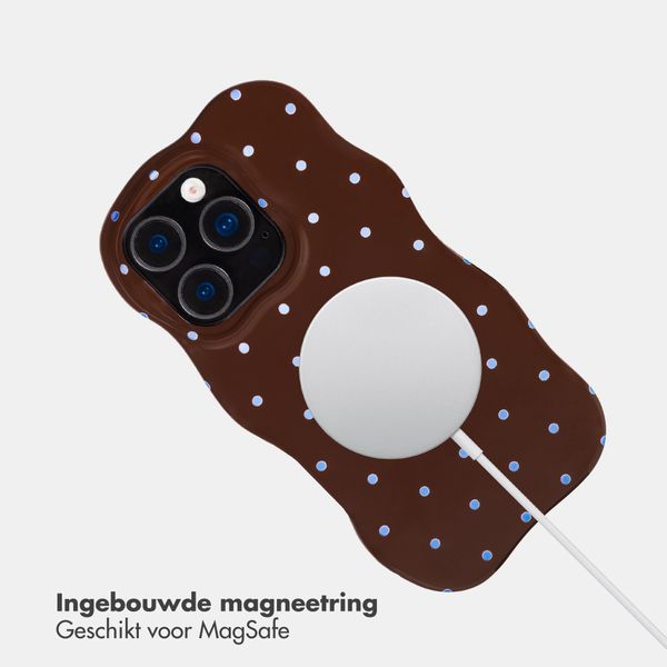 Selencia Vivid Wavy Backcover met MagSafe Apple iPhone 16 Pro - Happy Dots Chocolate