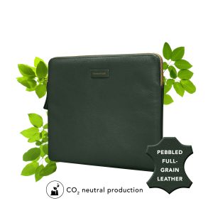 dbramante1928 Paris Sleeve - Laptop hoes 13 inch - Echt leer - MacBook Pro 13 inch / Air 13 inch - Evergreen