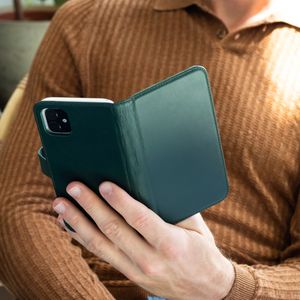 Selencia Echt Lederen Bookcase iPhone 12 (Pro) - Groen