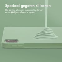 Accezz Liquid Silicone Backcover met penhouder Apple iPad Pro 11 (2022 / 2021 / 2020 / 2018) - Lichtgroen