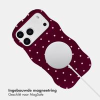 Selencia Vivid Wavy Backcover met MagSafe Apple iPhone 17 Pro Max - Happy Dots Burgundy
