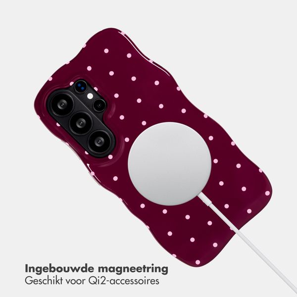 Selencia Vivid Wavy Backcover met MagSafe Samsung Galaxy S26 Ultra - Happy Dots Burgundy