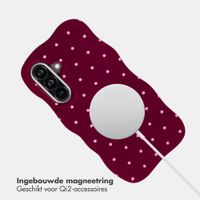 Selencia Vivid Wavy Backcover met MagSafe Samsung Galaxy A57 (5G) - Happy Dots Burgundy