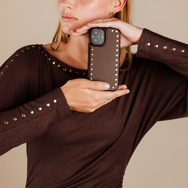 Selencia Studs Backcover met MagSafe Apple iPhone 16 - Cacao Crush