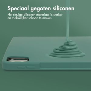 Accezz Liquid Silicone Backcover met penhouder iPad Pro 12.9 (2022) / Pro 12.9 (2021) / Pro 12.9 (2020) - Donkergroen