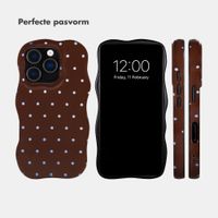 Selencia Vivid Wavy Backcover met MagSafe Apple iPhone 16 Pro - Happy Dots Chocolate