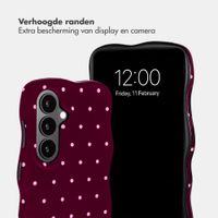 Selencia Vivid Wavy Backcover met MagSafe Samsung Galaxy S26 - Happy Dots Burgundy