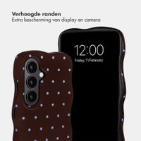 Selencia Vivid Wavy Backcover met MagSafe Samsung Galaxy S26 - Happy Dots Chocolate