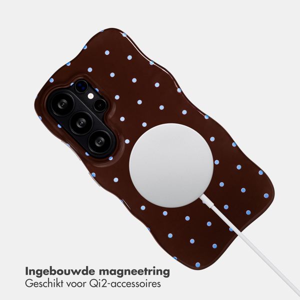 Selencia Vivid Wavy Backcover met MagSafe Samsung Galaxy S26 Ultra - Happy Dots Chocolate