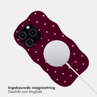 Selencia Vivid Wavy Backcover met MagSafe Apple iPhone 15 Pro - Happy Dots Burgundy