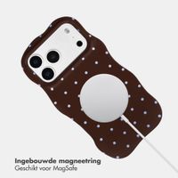 Selencia Vivid Wavy Backcover met MagSafe Apple iPhone 18 Pro / 17 Pro - Happy Dots Chocolate