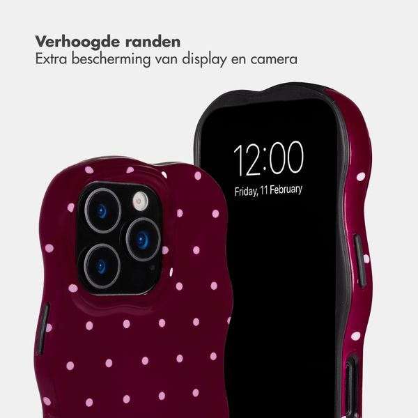 Selencia Vivid Wavy Backcover met MagSafe Apple iPhone 16 Pro - Happy Dots Burgundy