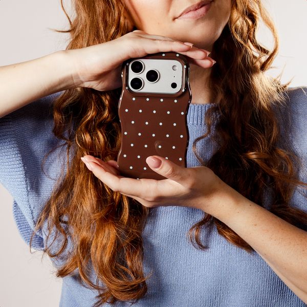Selencia Vivid Wavy Backcover met MagSafe Apple iPhone 18 Pro / 17 Pro - Happy Dots Chocolate
