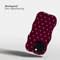 Selencia Vivid Wavy Backcover met MagSafe Apple iPhone 16 Pro - Happy Dots Burgundy