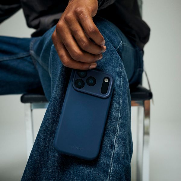 Decoded Silicone Backcover MagSafe Apple iPhone 17 Pro - True Navy