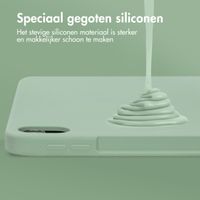 Accezz Liquid Silicone Backcover met penhouder iPad Air 11 inch (2025) M3 / (2024) M2 / Air 5 (2022) / Air 4 (2020) - Lichtgroen