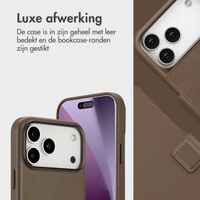Accezz Leather Bookcase 2-in-1 met MagSafe Apple iPhone 17 Pro Max - Coffee