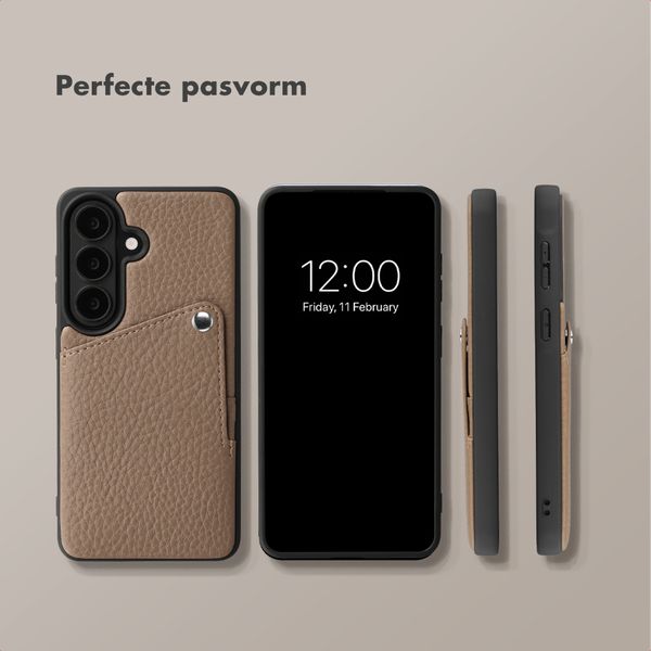 Selencia Riva Backcover met Pashouder Samsung Galaxy S26 - Mocha Brown