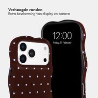 Selencia Vivid Wavy Backcover met MagSafe Apple iPhone 17 Pro Max - Happy Dots Chocolate
