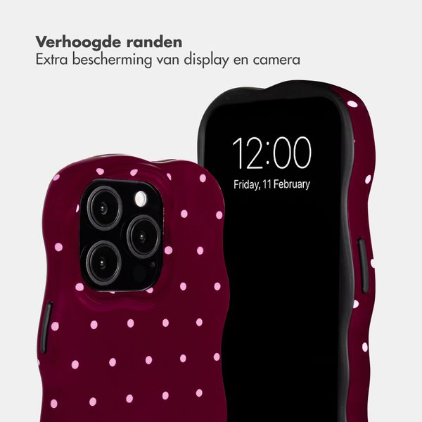 Selencia Vivid Wavy Backcover met MagSafe Apple iPhone 15 Pro - Happy Dots Burgundy