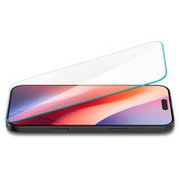 Spigen GLAStR Slim Screenprotector + Applicator Apple iPhone 16 / 15