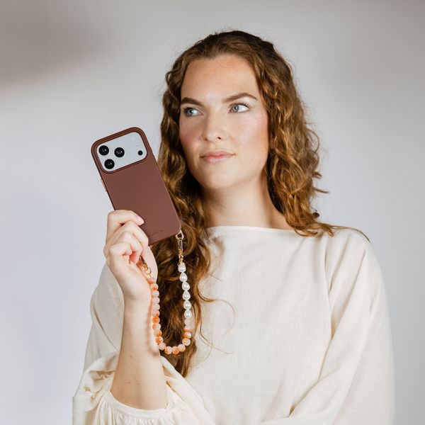 Selencia Rivièra MagSafe Backcover met afneembare haakjes iPhone 12 / 12 Pro - Choco Brown