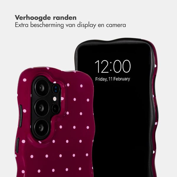 Selencia Vivid Wavy Backcover met MagSafe Samsung Galaxy S26 Ultra - Happy Dots Burgundy