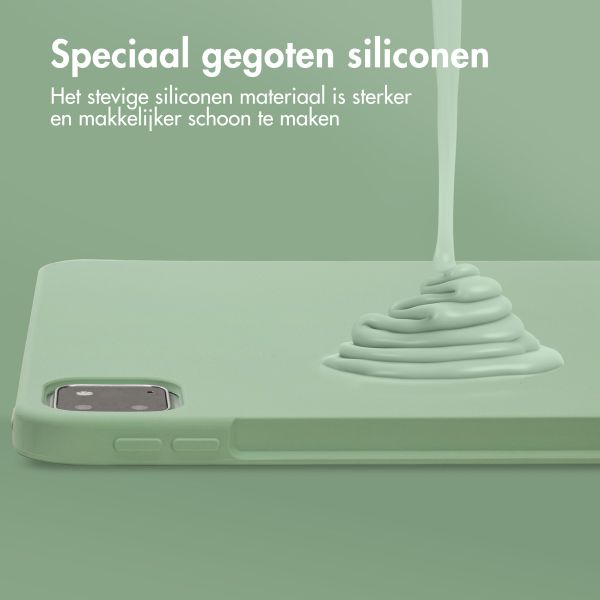 Accezz Liquid Silicone Backcover met penhouder Apple iPad Pro 11 (2022 / 2021 / 2020 / 2018) - Lichtgroen