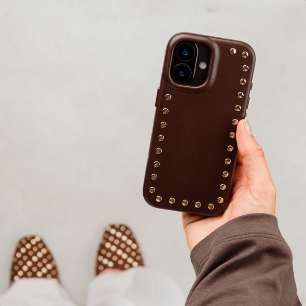Selencia Studs Backcover met MagSafe Apple iPhone 16 - Cacao Crush