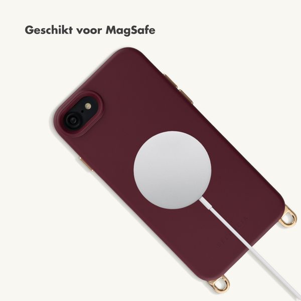 Selencia Rivièra MagSafe Backcover met afneembare haakjes Apple iPhone SE (2022 / 2020) / 8 / 7 / 6(s) - Bold Burgundy