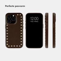 Selencia Studs Backcover met MagSafe Apple iPhone 15 Pro - Cacao Crush